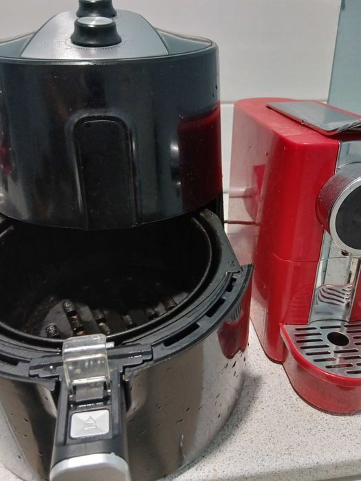 Air fryer e Máquina de café, em Bom estado 30 os dois