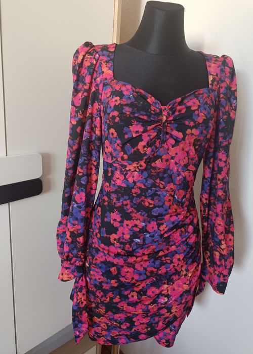 Wyrazista sukienka drapowana w kwiaty katniss S