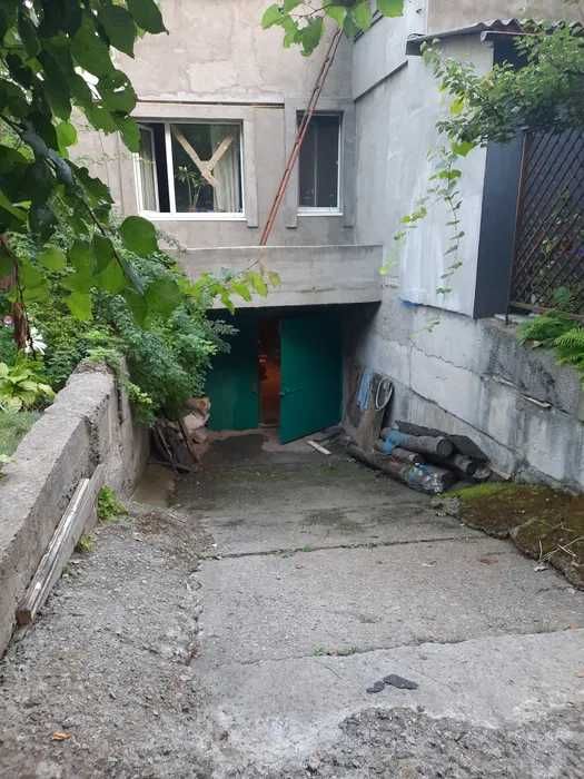 Продам дом на две половины в п. Эсхар