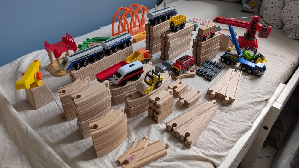 Kolejka z drewnianymi torami