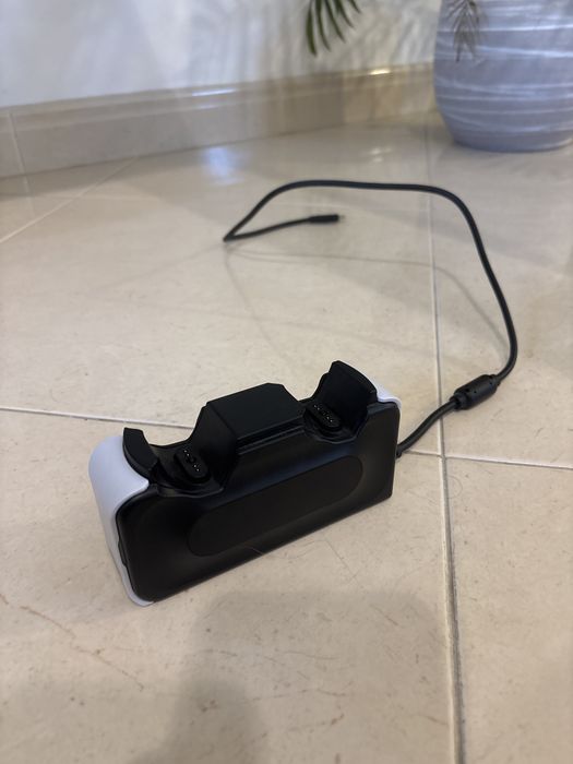 Hori Estação de carga dupla para controladores sem fios Dualsense ps5