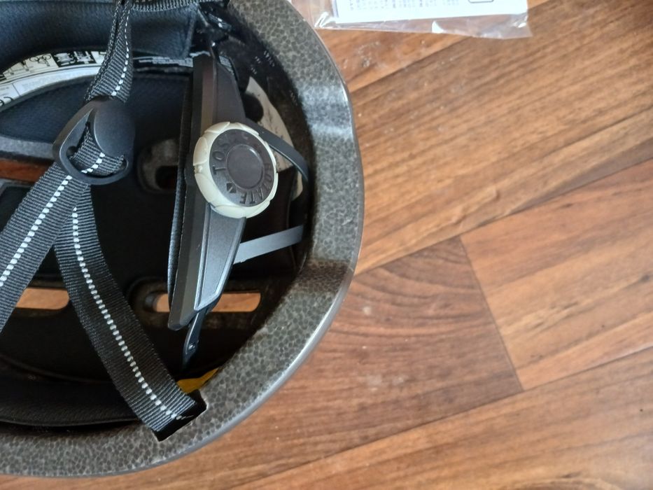 Kask nowy posiada malutkie wgniecienie