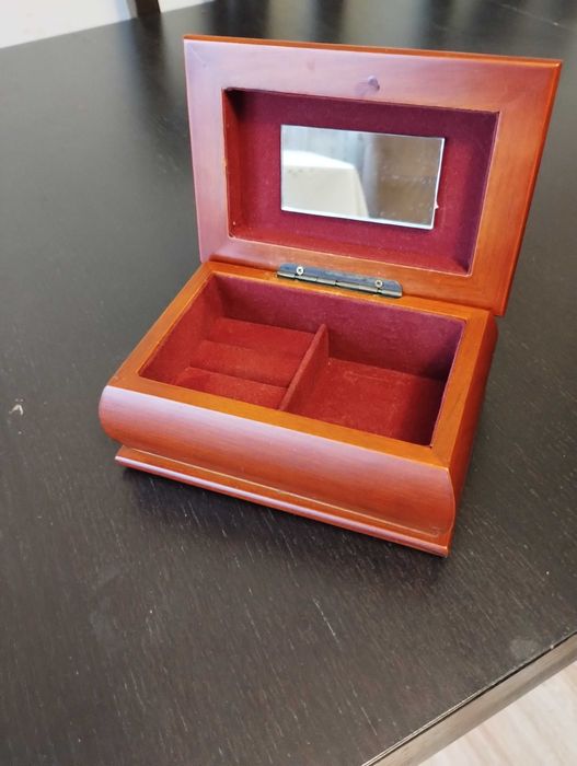 Drewniana kasetka na biżuterię