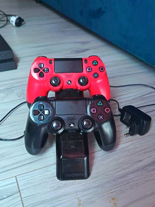 Ps4 z  dwoma padami i grami