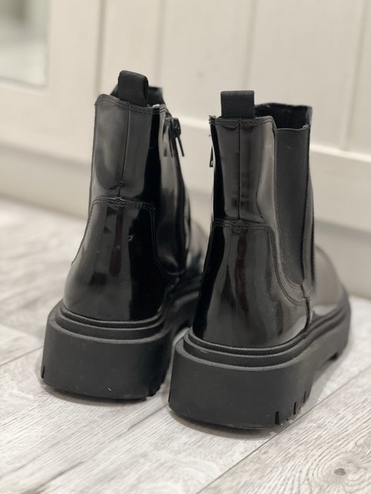 Женские лаковые ботинки челси Zara