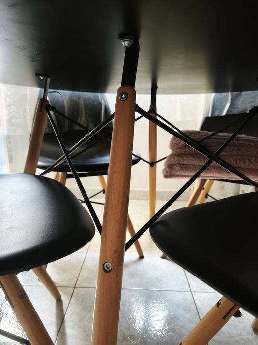 Mesa de jantar com 4 cadeiras