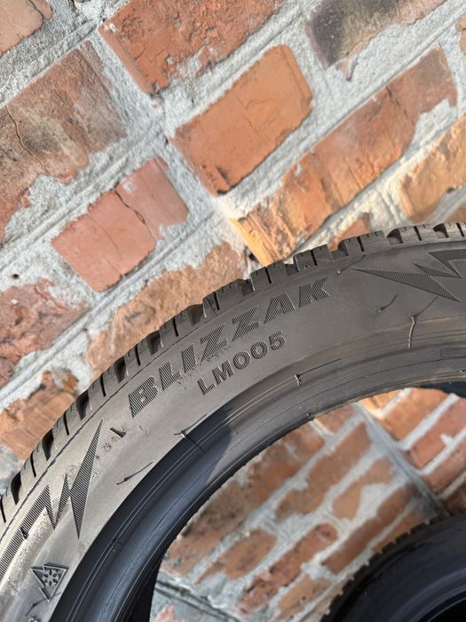 Резина Зима б/у Bridgestone 225/45R17