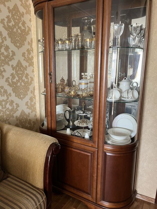 Комод та вітрина ( натуральне дерево).