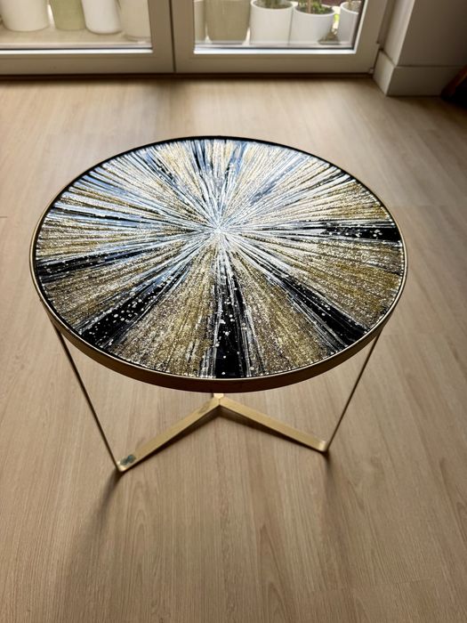 Mesa de canto redonda em metal dourado com tampo artístico efeito mosaico