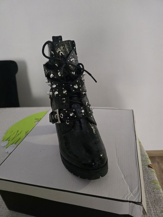 Stylowe Botki Workery na Słupku – Efekt Croco i Ćwieki