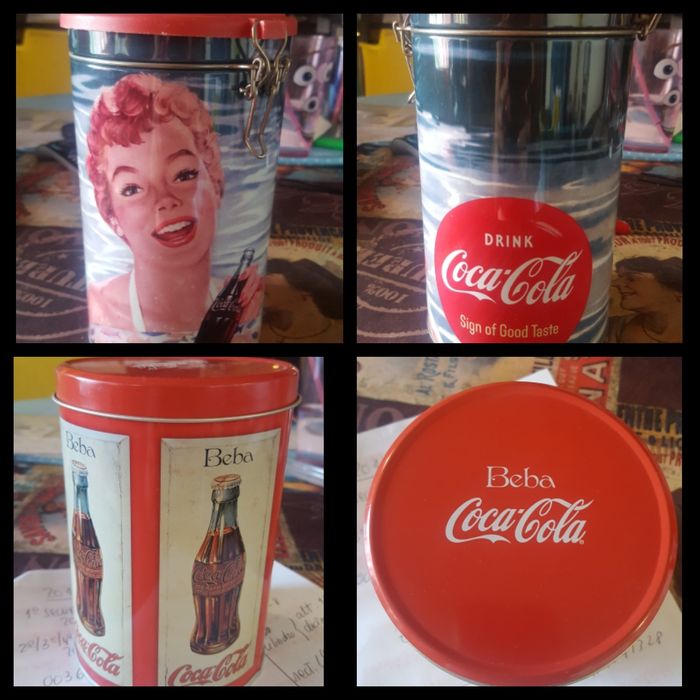 Latas cilíndricas da colecção da coca-cola.