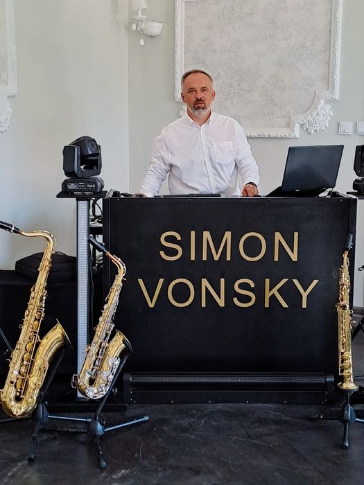DJ & saksofonista Simon Vonsky  konferansjer, wodzirej