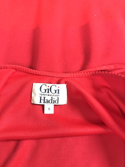 Sukienka Gigi Hadid dla Tommy Hilfiger