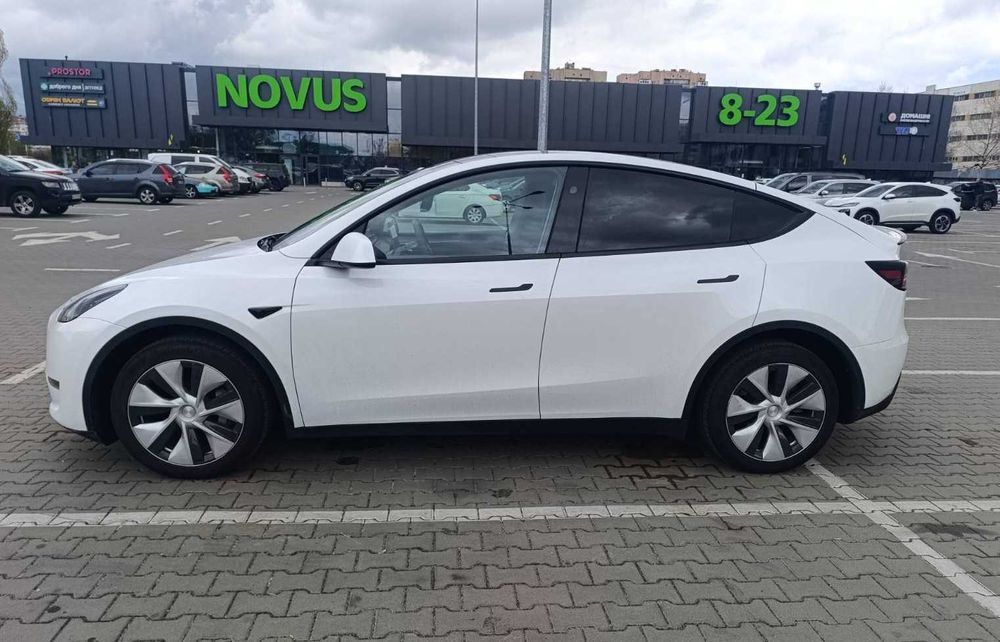 Продам Tesla Y 2024 рік Long Range Dual Motor Ціла безпека!Ціле авто!