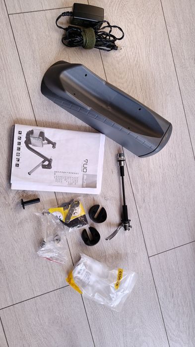 Elite Tuo trenażer smart + opona Schwalbe + podstawka Elite