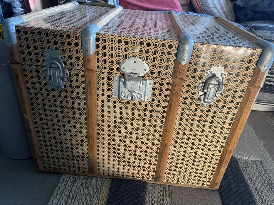 Mala pequena antiga de lata