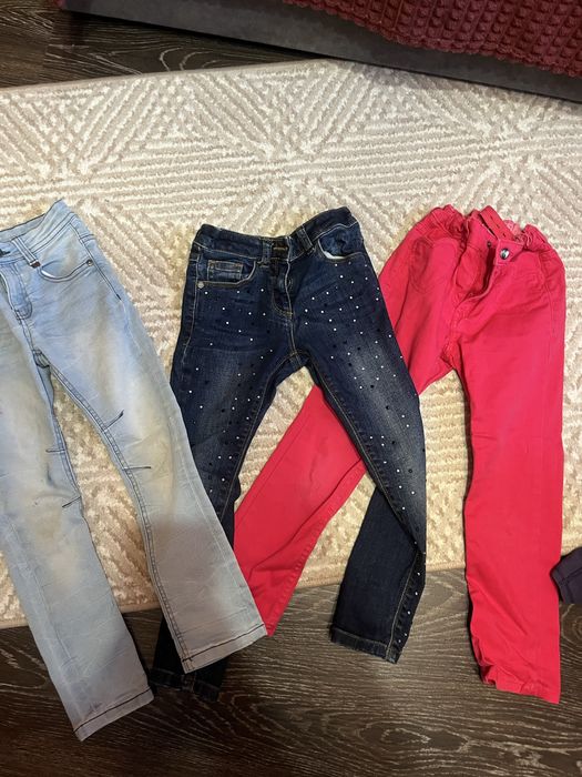 Продам фирменные джинсы в камнях на девочку