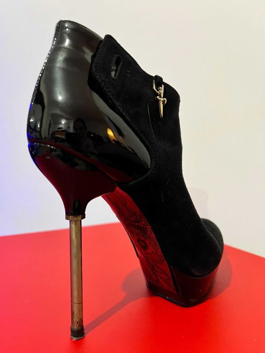 Botim Preto com salto metalizado