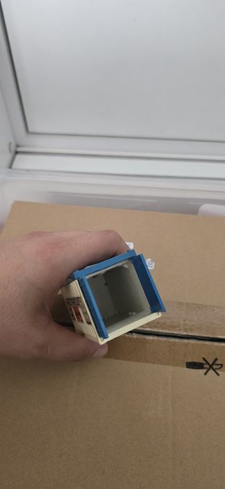 Miniatuta contentor para miniaturas