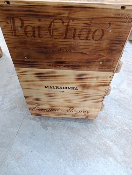 Mini sapateira ou mesa de apoio, feita de caixas de vinho