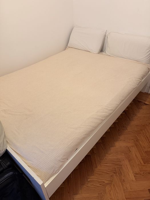 Cama e colchão (140x120)