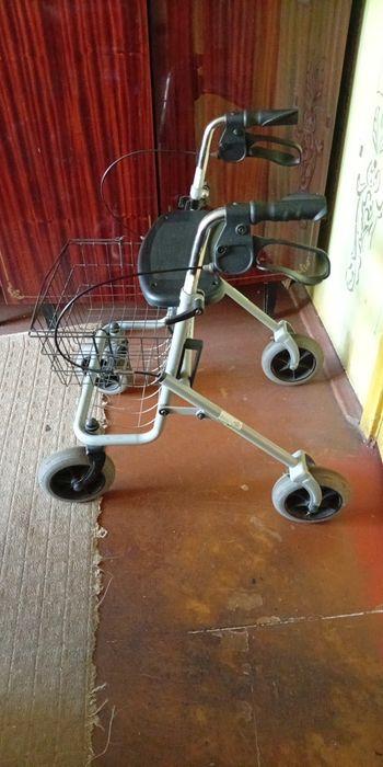 Продам ходунки на колесах