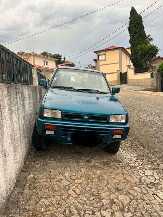 Nissan Terrano 2 fase 1 com 4 pneus de monte e 4 de estrada o jipe está em bom estado