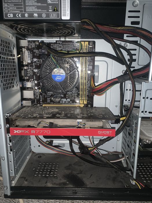 Computador com monitor, rato e teclado