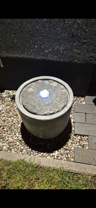 Fontanna dekoracyjna do ogrodu LED konglomeratowa
