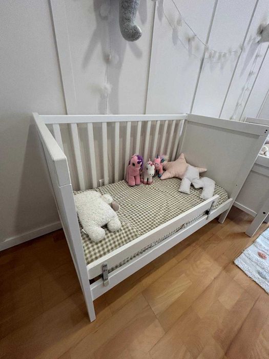 Berço IKEA SUNDVIK + colchão JÄTTETRÖTT + lateral segurança NATTAPA