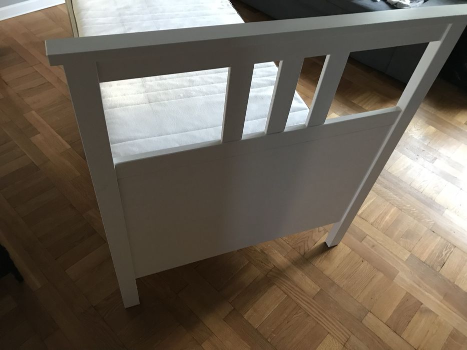 Białe łóżko IKEA Hemnes w komplecie z materacem