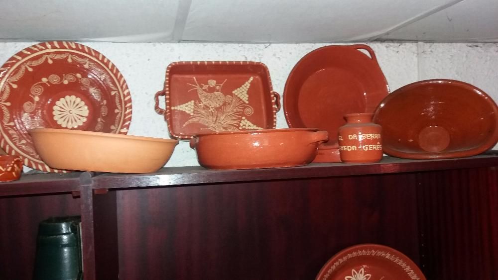 Clay baking dishes, jugs, decorative plates