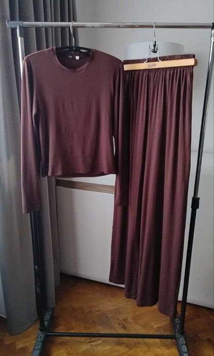 Брючный костюм коричневого цвета с лонгсливом