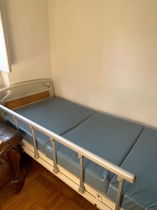 Cama articulada manual, com colchão