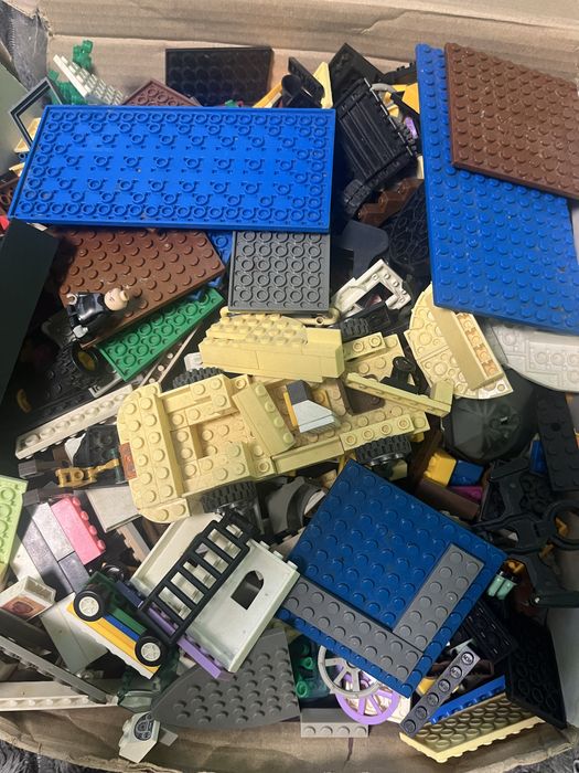 Лего мініфігурки та деталі