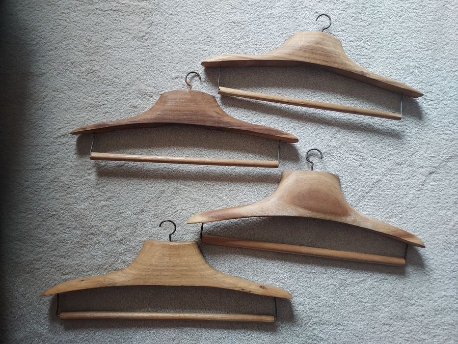 Conjunto de 4 cruzeta cabides antigos em madeira maciça