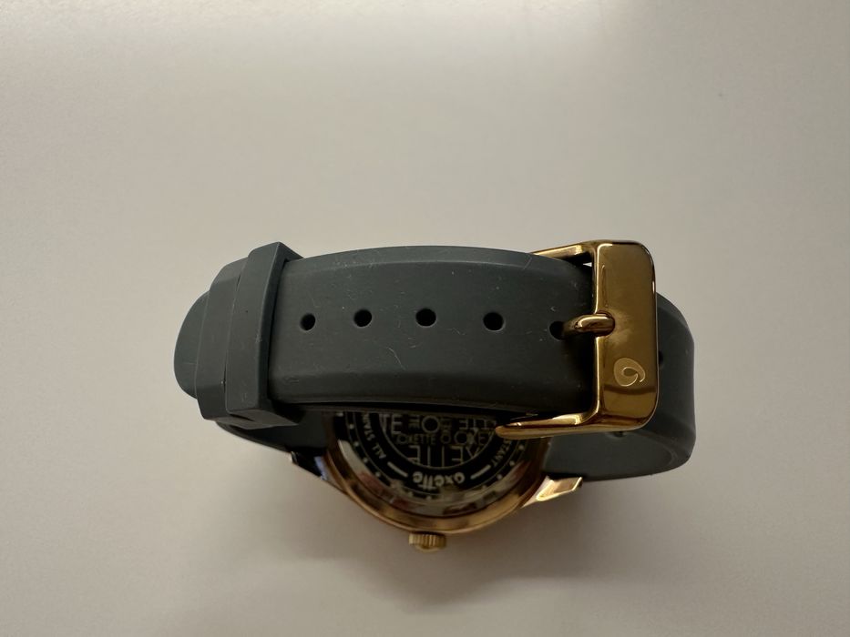 Relógio rosa e cinza