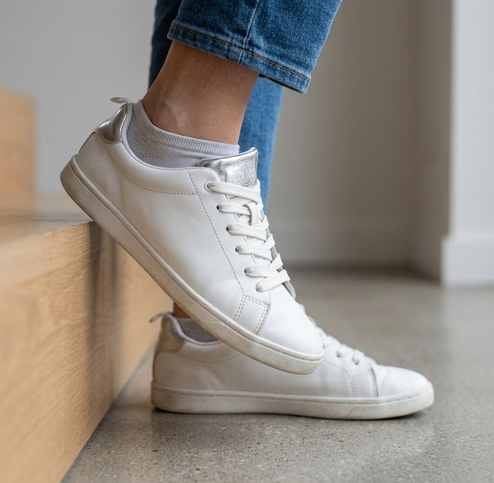 Stylowe białe sneakersy H&M ze srebrnym akcentem