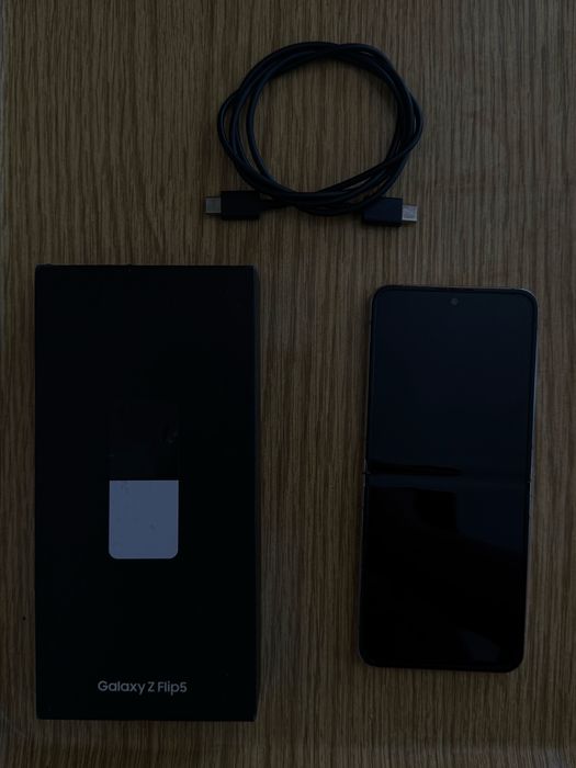 Samsung Galaxy Z Flip5 256GB | Pudełko, Kabel