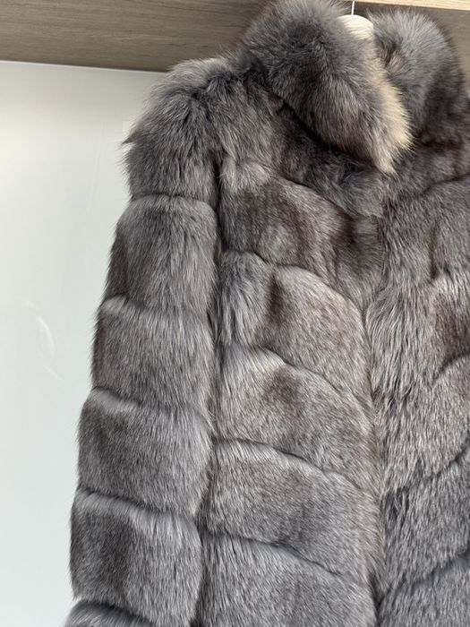 Szare futro z naturalnego lisa polarnego typu „transformer”