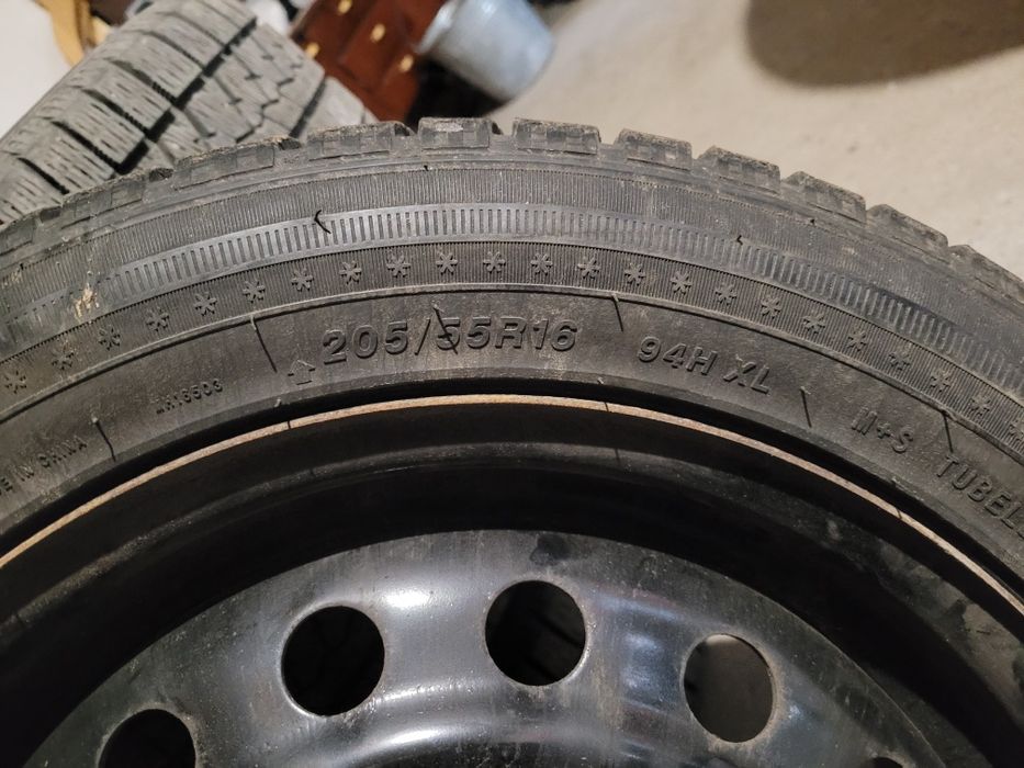 Комплект металевих дисків з шинами.