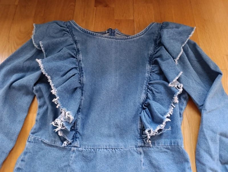 Джинсовое платье мини с акцентными плечами размер S Zara