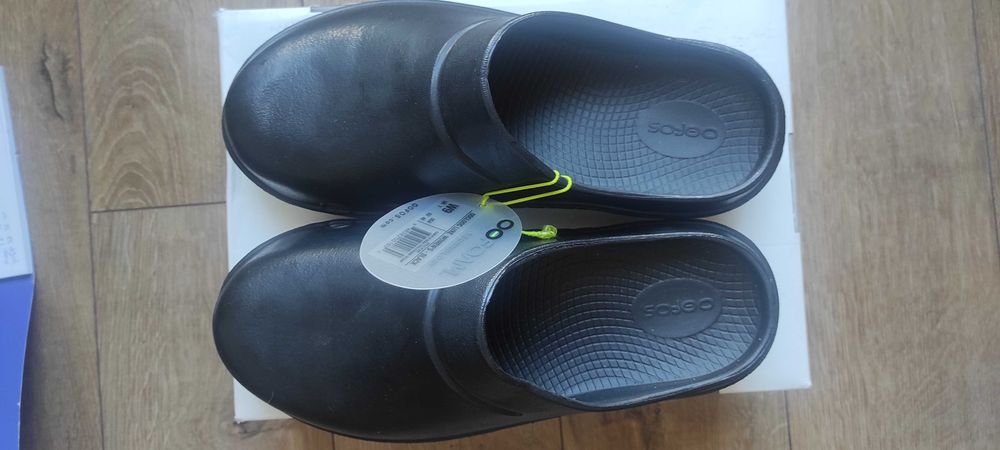 Buty unisex – czarne klapki