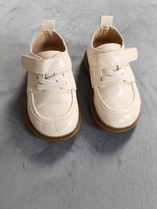 Eleganckie buty chłopięce beżowe 20