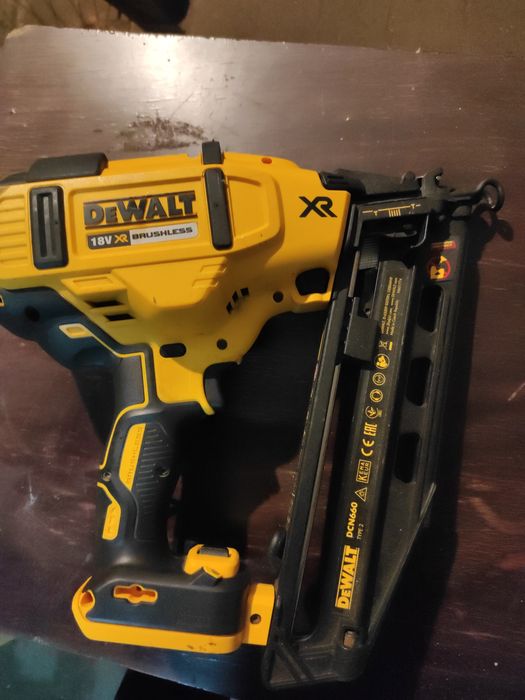 Gwoździarka DeWalt DCN660