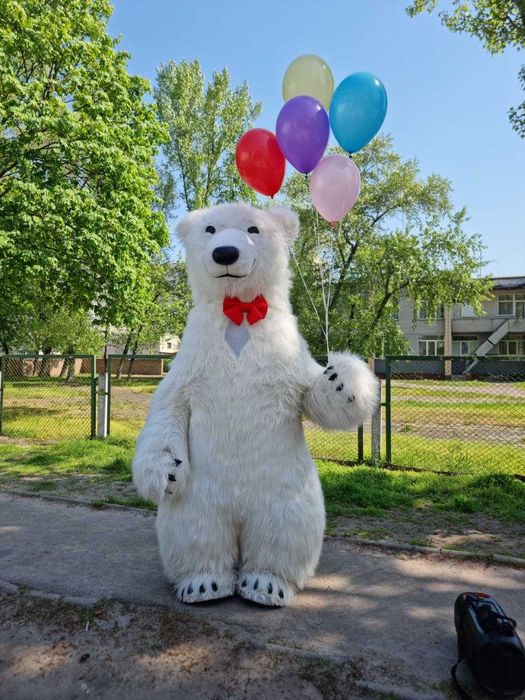 Гігантський Білий Ведмедик: Феєричне експрес-привітання у Києві