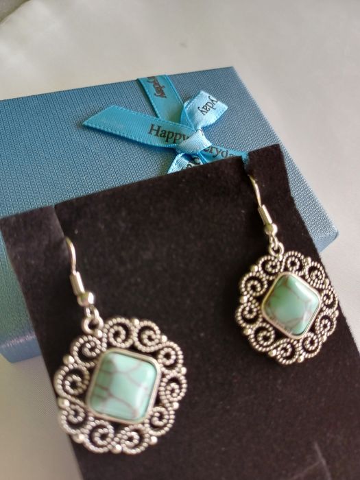 Biżuteria z błękitnymi oczkami