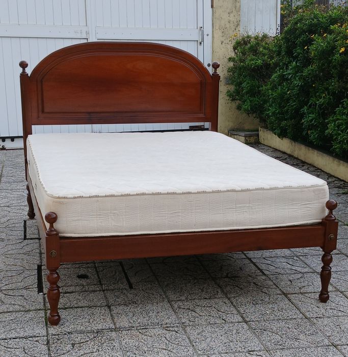 Vendo CAMA de CASAL com estrado e COLCHÃO em madeira MACIÇA como nova