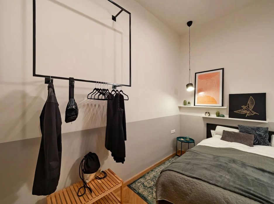 Є гаряча/холодна вода, опалення, генератор на ліфт та працює wifi