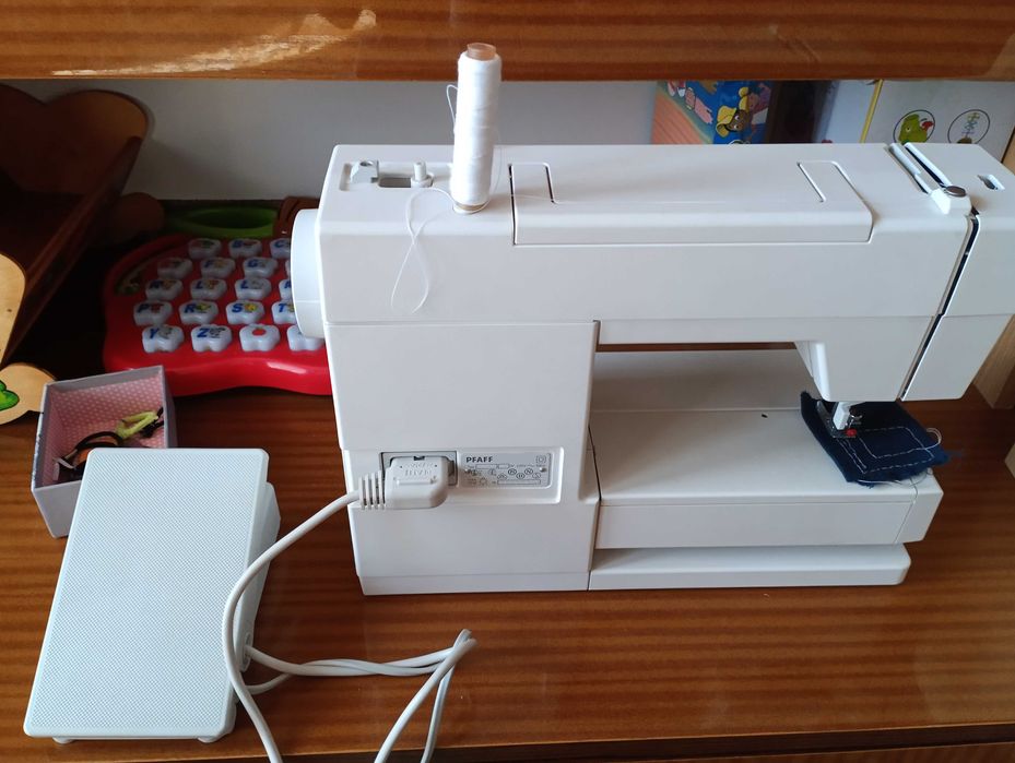Maszyna do szycia Pfaff 6087, stan dobry